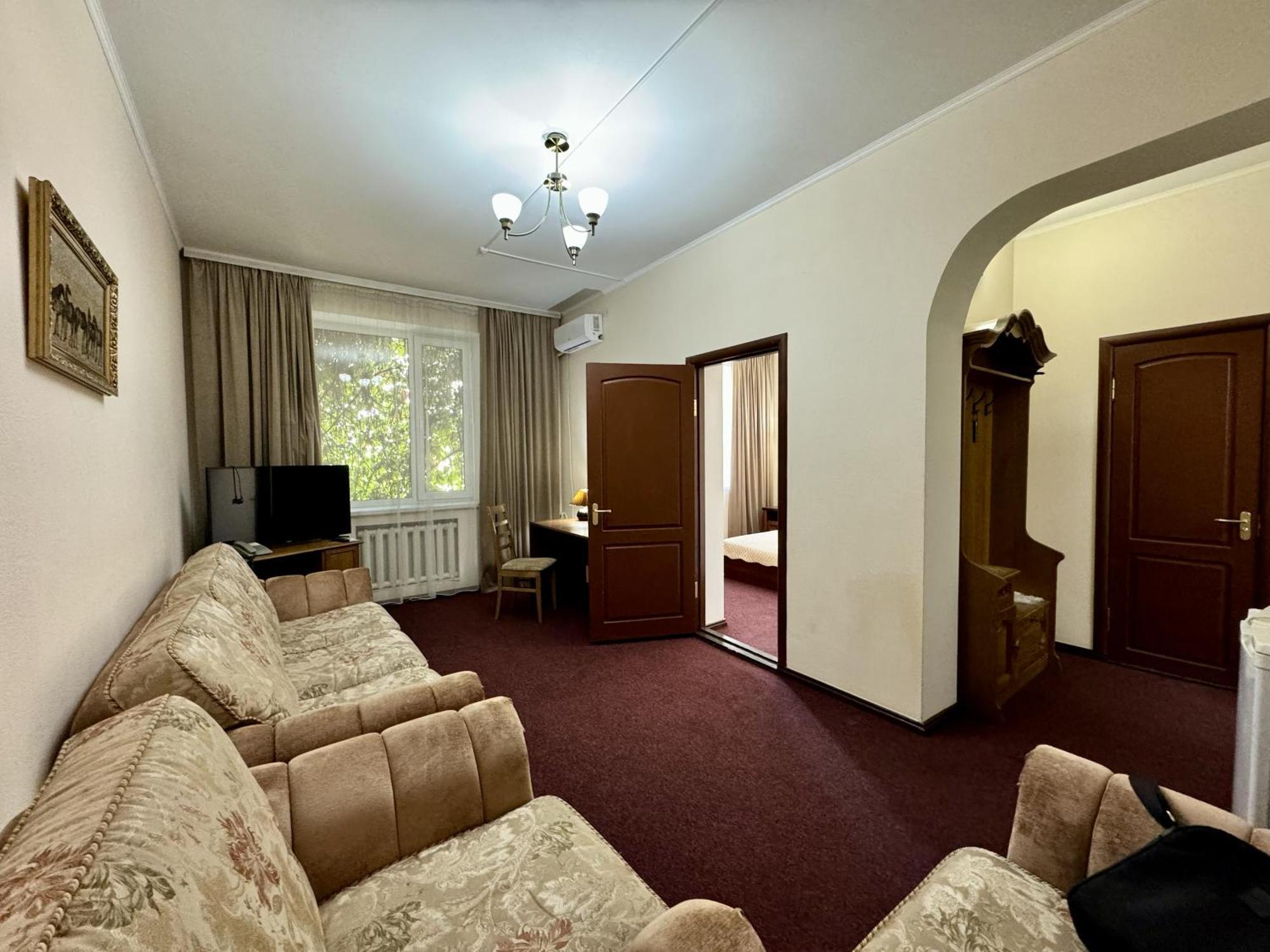 Hotel Zhambyl Taraz Extérieur photo