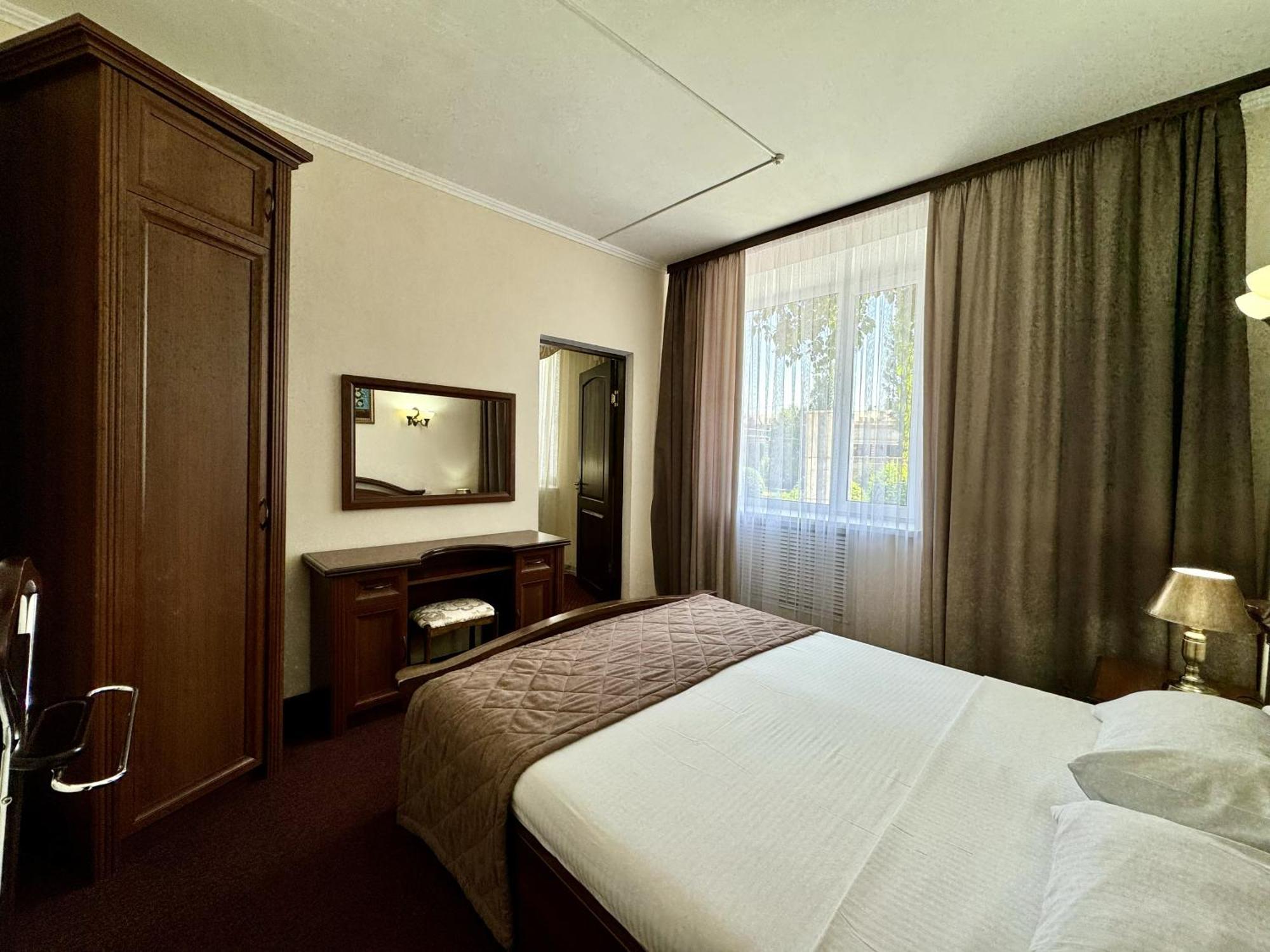 Hotel Zhambyl Taraz Extérieur photo