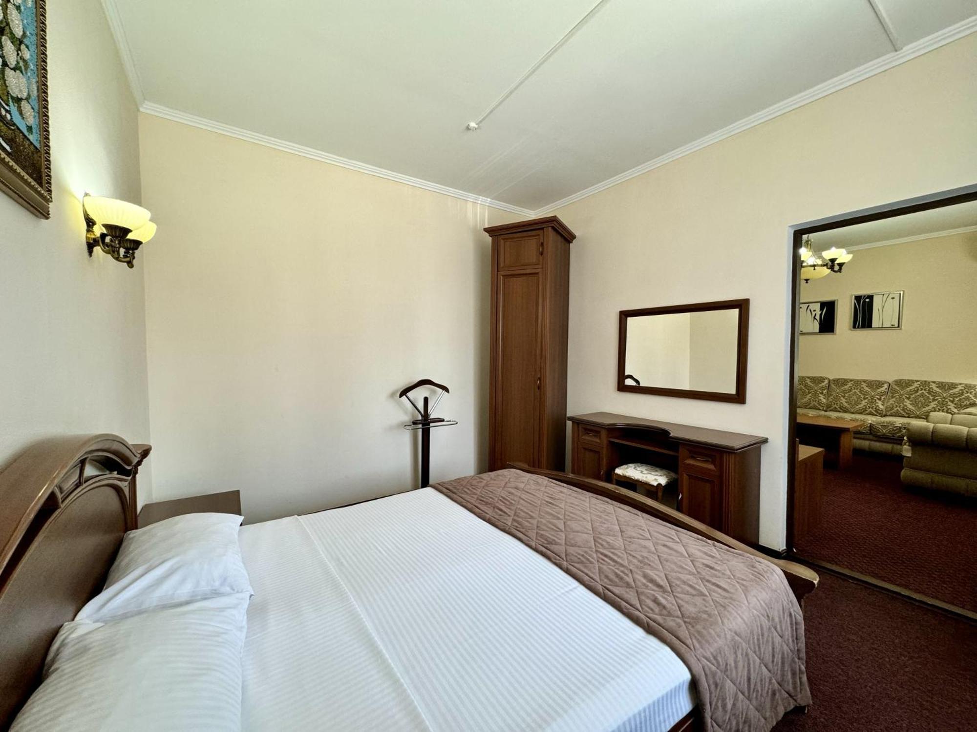 Hotel Zhambyl Taraz Extérieur photo