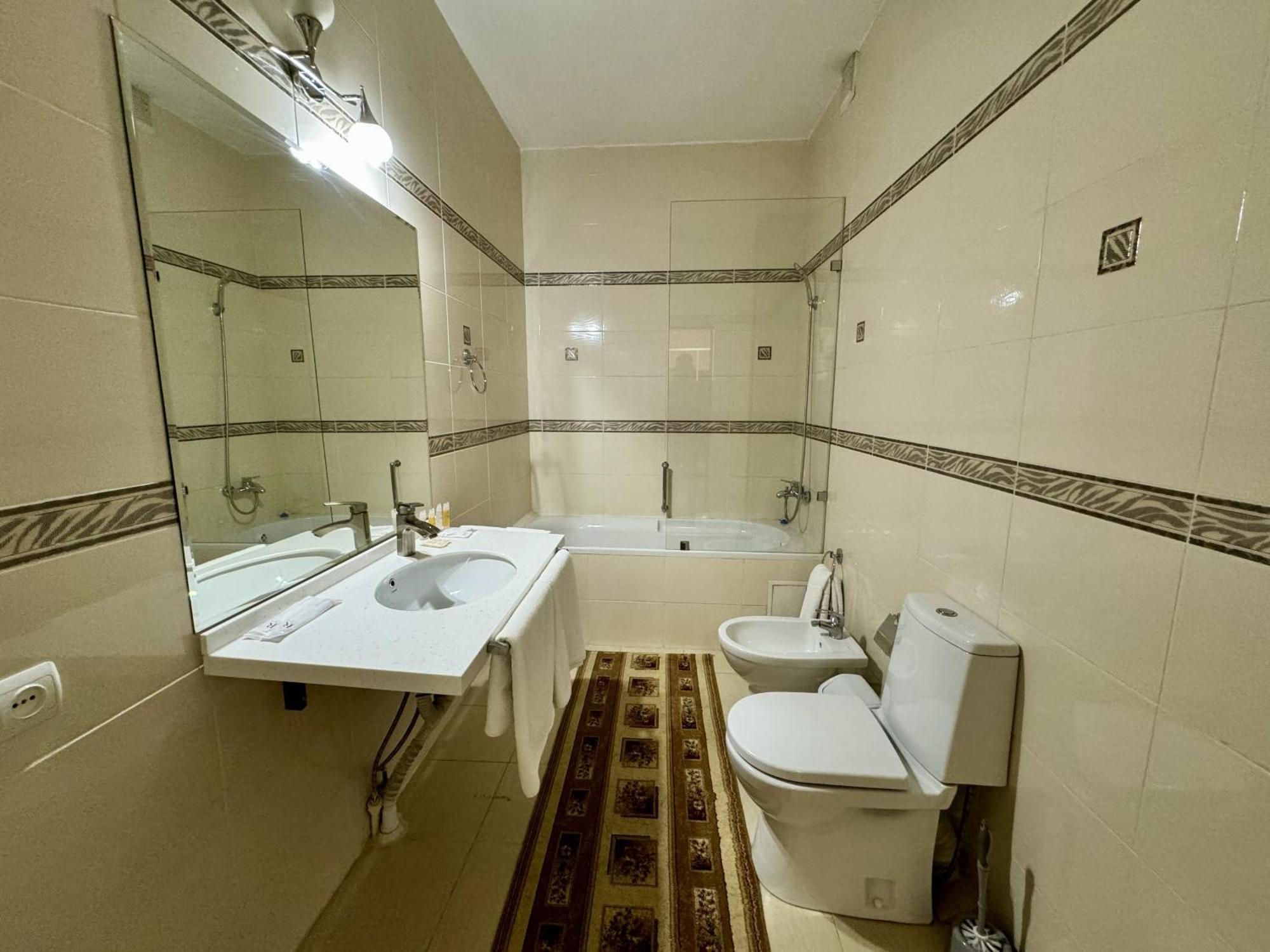 Hotel Zhambyl Taraz Extérieur photo