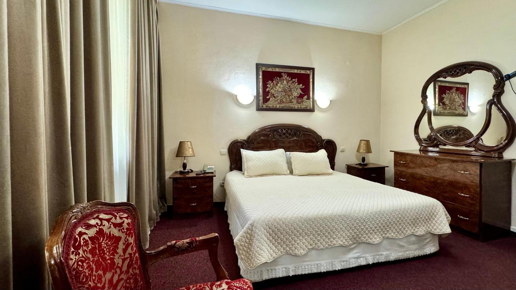 Hotel Zhambyl Taraz Extérieur photo