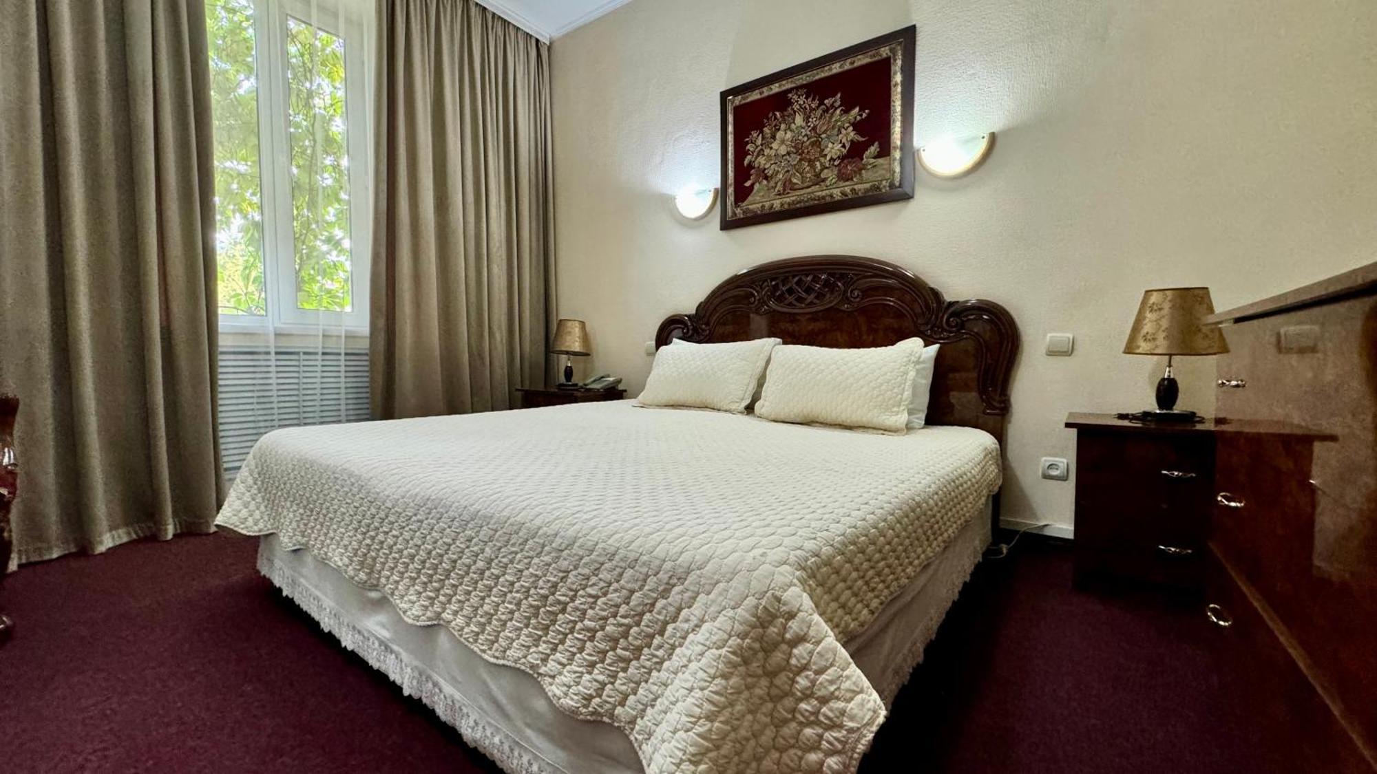 Hotel Zhambyl Taraz Extérieur photo